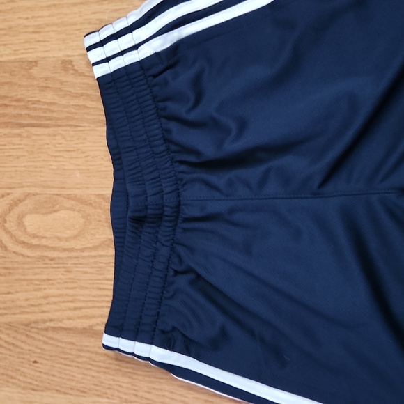 Adidas regular fit coupe standard shorts, size small (8) - Picture 2 of 16